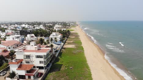Chennai-City-Ecr-Strand-Wellen-Im-Wohngebiet-Drohne-4k-Schuss