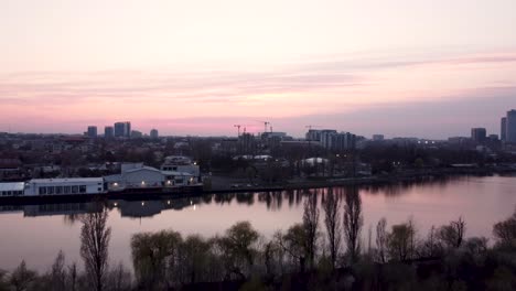 Luftaufnahme-Des-Rosa-Sonnenuntergangs-In-Der-Innenstadt-über-Dem-See