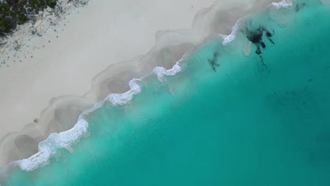 Weißer-Sandstrand-Und-Türkisfarbene-Tropische-Meereswellen,-Vogelperspektive