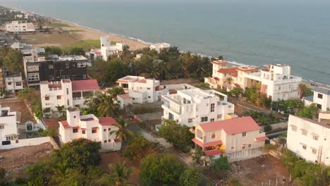 Resorts-Rund-Um-ECR-Chennai-Beach-Mit-Swimmingpools,-Bäumen-Und-Passanten