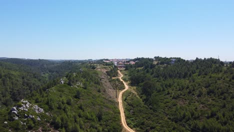 Sobrevuelo-Aéreo-De-Una-Carretera-Seca-Y-Polvorienta-En-El-Interior-Montañoso-Portugués-Cerca-De-Cascais,-Portugal