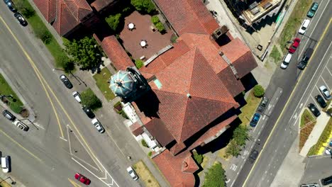 Top-down-View-Of-First-Presbyterian-Church-With-Traffic-In-The-Road-In-Tacoma,-Washington,-USA