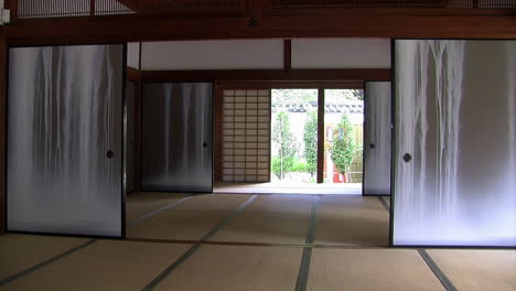 Blick-Durch-Offene-Fusuma-Wände-Des-Japanischen-Hauses