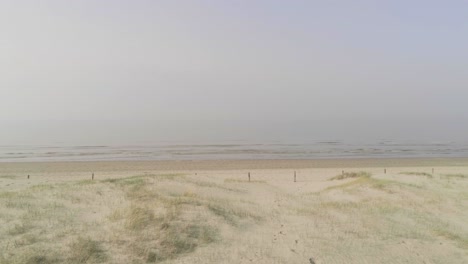Strandhafer-Auf-Weißen-Sanddünen-Am-Strand-An-Einem-Sommertag