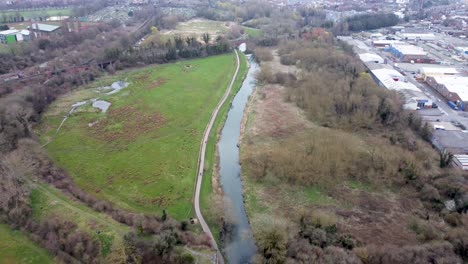 Luftaufnahme-Eines-Flusses-Und-Einer-Bahnlinie-In-Canterbury