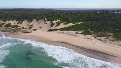 Zerklüftete-Landschaft-An-Der-Küstenlinie-Des-Kiesstrandes-In-New-South-Wales,-Australien
