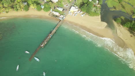 Vista-De-Drones-De-La-Playa-Y-El-Embarcadero-De-Parlatuvier-En-El-Pueblo-Pesquero-De-La-Isla-Caribeña-De-Tobago