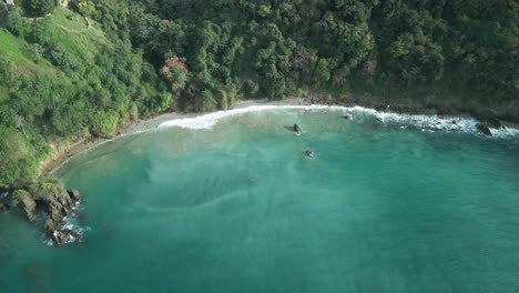 Vista-De-Drones-De-Olas-Rompiendo-En-Una-Playa-Junto-A-Un-Acantilado-En-La-Isla-Caribeña-De-Tobago