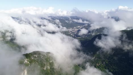 Vuelo-Aéreo-Sobre-Nubes-Místicas-Y-Monts-Jura-En-El-Departamento-De-Jura,-Francia