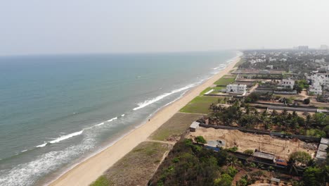 Chennai-Ciudad-Ecr-Olas-De-Playa-En-La-Zona-Residencial-Rodeada-De-árboles-Drone-4k