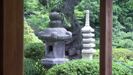 Una-Linterna-De-Piedra-Y-Una-Pagoda-En-Un-Jardín-Japonés