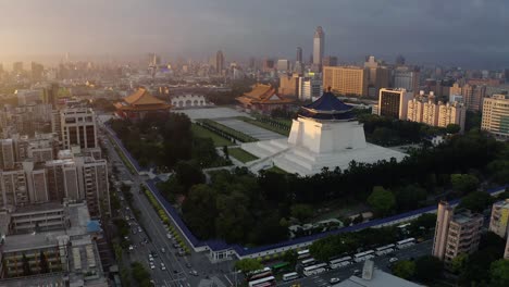 Chiang-kai-shek-gedenkhalle-Und-Verkehr-Auf-Der-Straße-Während-Des-Wunderschönen-Sonnenuntergangs-In-Taipei,-Taiwan
