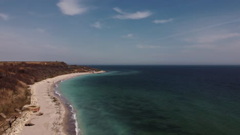 Luftaufnahme-Von-Sandstrand-Und-Türkisfarbenem-Wasser-An-Einem-Schönen-Tag