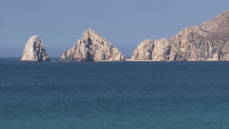 "El-Arco"-iconic-natural-archway-in-the-sea-cliffs,-Cabo-San-Lucas,-Mexico