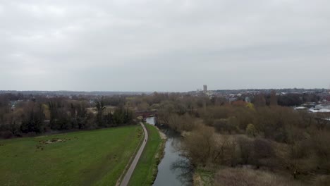 Drohnen-Fliegen-über-Einen-Fluss-In-Einem-Park-Mit-Blick-Auf-Eine-Stadt-Canterbury