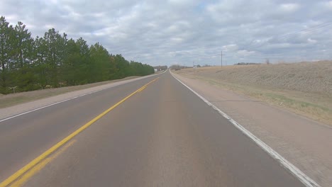 POV-Conduciendo-En-Una-Carretera-Rural-Pavimentada-Pasando-Por-Una-Granja-Y-Campos-En-La-Zona-Rural-Del-Centro-Sur-De-Nebraska-En-Un-Día-Nublado-De-Invierno
