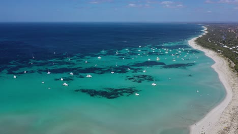 Vista-Aérea,-Playa-Paradisíaca-Y-Barcos-Y-Veleros-Anclados-En-Aguas-Turquesas-Del-Mar-Tropical