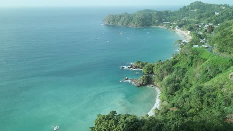 Atemberaubende-Luftaufnahmen-Von-Big-Bay-Und-Little-Bay-In-Castara,-Einem-Kleinen-Fischerdorf-Auf-Der-Leeseite-Von-Tobago