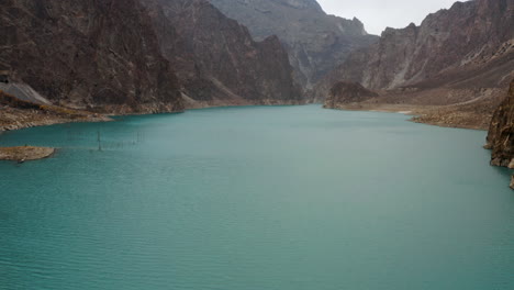 Drone-Disparó-Sobre-El-Lago-Attabad,-Revelando-Vistas-A-La-Montaña,-Valle-De-Hunza,-Pakistán