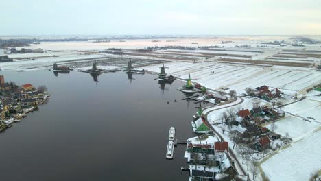 Malerische-Winterlandschaft-Mit-Holländischen-Windmühlen-Entlang-Des-Flusses-Im-Morgengrauen