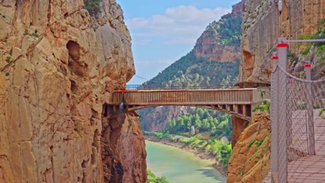 Puente-Colgante-Sobre-El-Desfiladero-De-Caminito-Del-Rey,-Sur-De-España