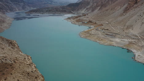 Tranquilas-Aguas-Azules-Del-Lago-Attabad-En-Gojal-Del-Valle-De-Hunza-En-Gilgit-baltistán,-Pakistán