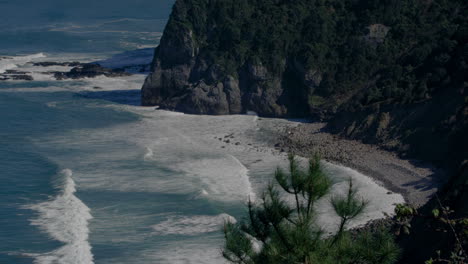 Wellen-Brechen-Entlang-Des-Malerischen-Strandes-Und-Der-Klippen-Der-Spanischen-Biskaya-Küste