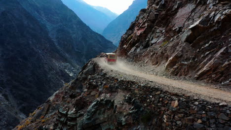 Viejo-Jeep-4x4-Conduciendo-En-El-Lado-De-La-Montaña-Hacia-Prados-De-Hadas-En-Pakistán---Toma-Aérea-De-Drones