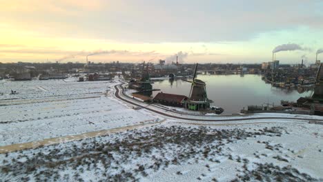 Golden-hour-at-popular-Dutch-windmills-of-Zaanse-Schans-in-winter,-aerial