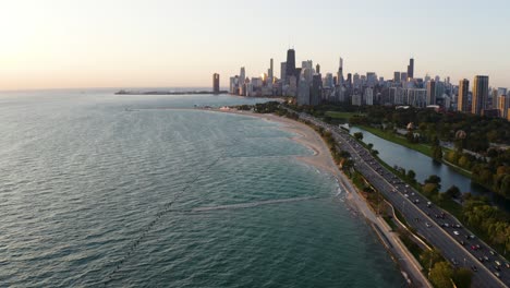 Luftschwenk-Zeigt-Chicagos-Atemberaubendes-Seeufer-Während-Der-Goldenen-Stunde