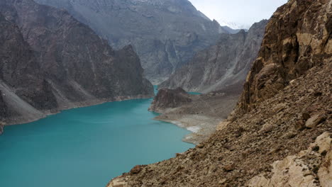 Lago-Tranquilo-Rodeado-De-Montañas-Rocosas-En-El-Lago-Attabad,-Valle-De-Gojal,-Hunza,-Gilgit-baltistán,-Pakistán