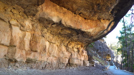Paredes-De-Piedra-Arenisca-De-Viviendas-En-Acantilados-En-Walnut-Canyon-Por-Sendero