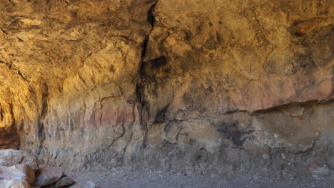 Blick-Auf-Die-Höhlenwände-Des-Walnut-Canyon-National-Monument
