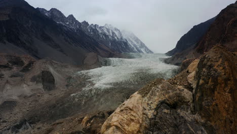 Malerischer-Blick-Auf-Den-Gletscher-Neben-Dem-Karakoram-highway-Im-Hunza-tal-In-Pakistan