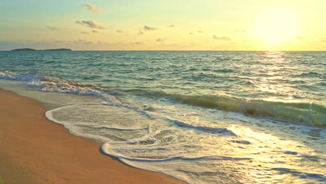 Einsamer-Tropischer-Strand-Und-Ozean-Bei-Sonnenuntergang,-Zeitlupe,-Statisch
