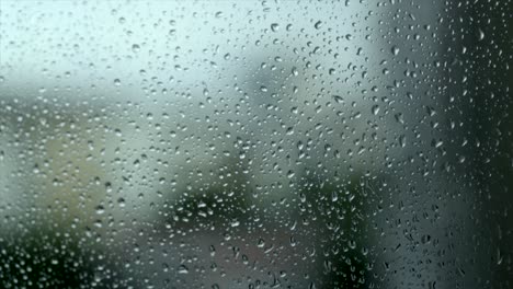Regentropfen-Auf-Einer-Fensterscheibe,-Sintflutartiger-Regentag