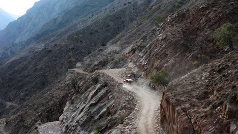 Conducción-De-Automóviles-En-La-Peligrosa-Carretera-De-Montaña-A-Los-Prados-De-Hadas,-Pakistán