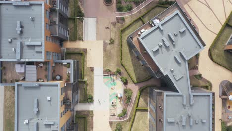 Luftaufnahme:-Gebäudezeilen-Mit-Futuristisch-Anmutenden-Spielplätzen