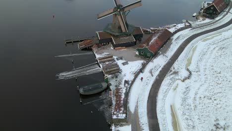 The-Young-Sheep-sawmill-at-Zaanse-Schans,-classic-Dutch-windmill-in-winter