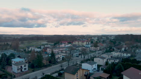 Friedliche-Stadt-Lubawa-Mit-Traditioneller-Architektur-Gegen-Sonnenuntergang-Bewölkter-Himmel-In-Polen