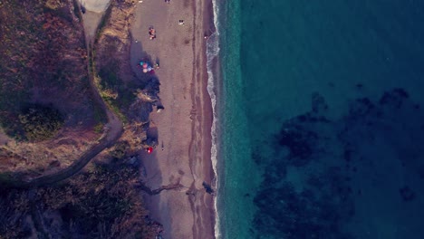 Drone-Volando-Hacia-Abajo-En-Playa-De-Maro,-Andalucía,-Sur-De-España