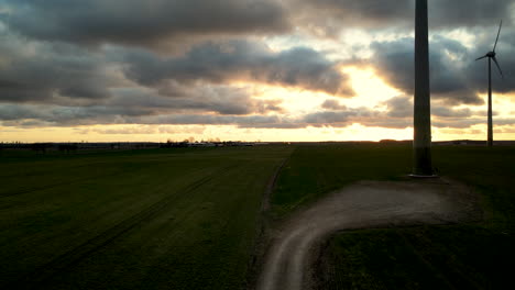 Windturbinenturm-Gegen-Malerischen-Sonnenunterganghimmel-Auf-Landschaft-Von-Lubawa,-Polen