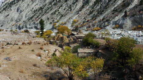 Antenne-Des-Tato-Dorfes-In-Herbstfarben,-Pakistanische-Himalaya-Berge