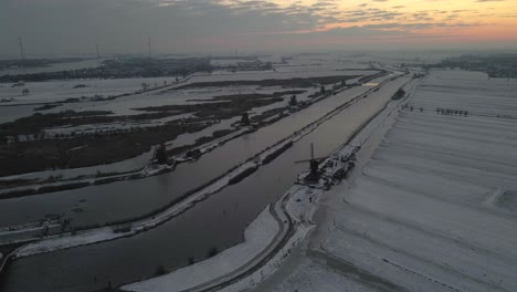 Early-morning-sunrise-at-Kinderdijk-windmills-during-winter,-Netherlands