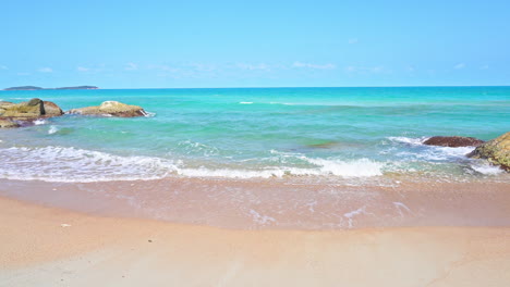 Tropical-paradise-scene,-white-sand-beach-lagoon,-turquoise-sea,-endless-horizon-on-exotic-destination