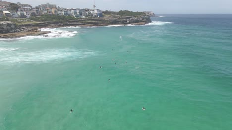 People-With-Surfboards-On-The-Beach-Of-Tamarama-In-Mackenzies-Bay,-Eastern-Suburbs,-Sydney,-New-South-Wales,-Australia