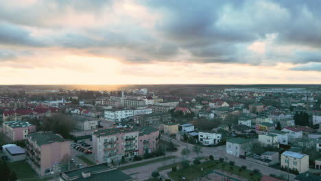 Wunderschöner-Sonnenuntergang-über-Der-Stadt-Lubawa-Polen---Filmische-Drohnenaufnahmen