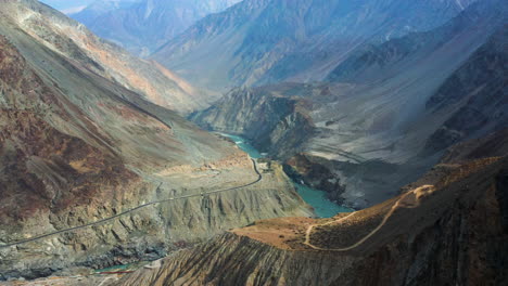 Vista-De-La-Carretera-De-Karakoram-Desde-La-Montaña-Y-El-Río-Indo-En-Pakistán---Toma-Aérea-De-Drones