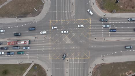 Antenne:-Autos,-Die-In-Einer-Hauptverkehrszeit-Auf-Einer-Straße-Fahren,-Und-Fußgänger,-Die-Auf-Zebras-Laufen