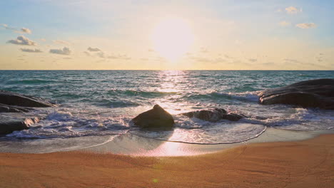Wunderschöner-Sonnenuntergang-Am-Meer---Wellen-Rollen-über-Steine-Zum-Sandstrand-Auf-Einer-Wilden-Insel-In-Thailand